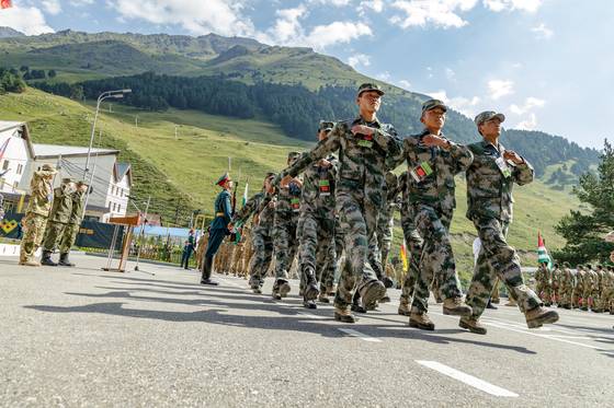 2021년 9월 3일, 러시아 엘부르스 국제 군사 경진 대회에 참가한 중국군. 셔터스톡
