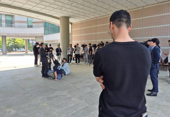 13일 오후 강원 강릉시 난곡동 춘천지법 강릉지원 앞에서 '강릉 차량 급발진 의심 사고' 원고 측이 재판을 마친 뒤 입장을 밝히고 있다.   연합뉴스