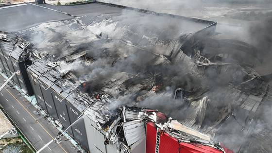 13일 경기도 이천시 부발읍 소재 한 물류창고에서 발생한 화재를 소방당국이 진압하고 있다. 김종호 기자