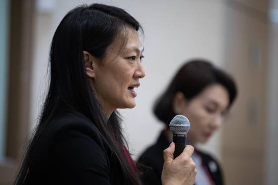 2023년 10월 줄리 터너 당시 미국 국무부 북한인권특사가 서울 성북구 고려대학교에서 열린 한미 북한인권대사와 청년간 대화에 참석해 발언하고 있다. 오른쪽은 이신화 당시 북한인권국제협력대사. 뉴스1