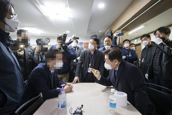 이재명 더불어민주당 대선 후보가 경기지사이던 2020년 2월 25일 오후 코로나19 역학조사를 진행하고 있는 경기도 과천 신천지예수교회를 직접 찾아 현장 지휘를 하고 있다. 사진 경기도