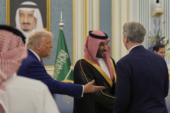 도널드 트럼프 미국 대통령과 무함마드 빈 살만 사우디아라비아 왕세자가 13일(현지시간) 사우디아라비아 리야드 왕궁에서 스콧 베센트 미 재무장관과 인사하고 있다. [AP=연합뉴스]