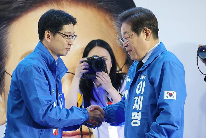 이재명 더불어민주당 대선 후보와 총괄선대위원장인 김경수 전 경남지사가 13일 오후 울산 남구 롯데백화점 울산점 광장에서 열린 울산 유세에 참석해 인사를 나누고 있다. 김성룡 기자