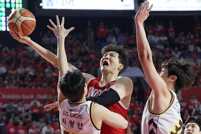 프로농구 서울 SK 안영준(가운데)이 13일 LG와의 챔피언결정전에서 슛을 쏘고 있다. [연합뉴스]
