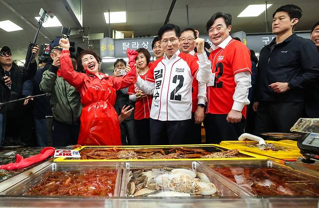 김문수 후보가 13일 오후 부산 자갈치시장을 방문해 유세를 하고 있다. 임현동 기자