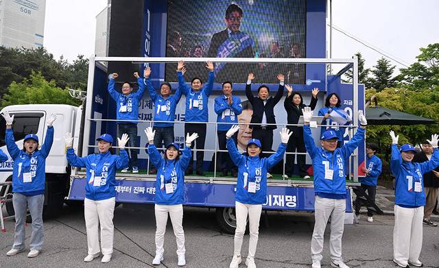 ▲ 제21대 대통령선거 선거운동 첫 날인 12일 춘천 퇴계동 사거리에서 허영·우상호·최윤 더불어민주당 공동상임선대위원장과 더불어민주당 소속 광역·기초의원은 물론 강원선대위 강풍유세단이 시민들에게 출근길 인사를 하고 있다.  김정호 기자