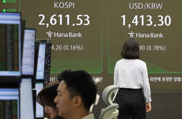 ▲ 13일 서울 중구 하나은행 본점 딜링룸에서 직원들이 증시 및 환율을 지켜보고 있다.  이날 코스피는 미국과 중국의 관세전쟁 휴전 소식에도 약보합으로 장을 시작했다. 오전 9시 2분 현기준코스피 지수는 전 거래일 대비 1.83포인트(0.07%) 오른 2,609.16이다.  연합뉴스
