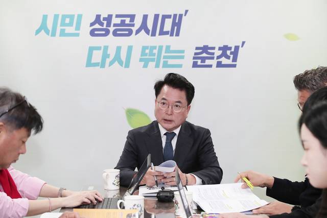 ▲ 육동한 춘천시장은 13일 오전 기자간담회를 갖고 강원FC 논란에 대한 입장을 밝히고 있다.