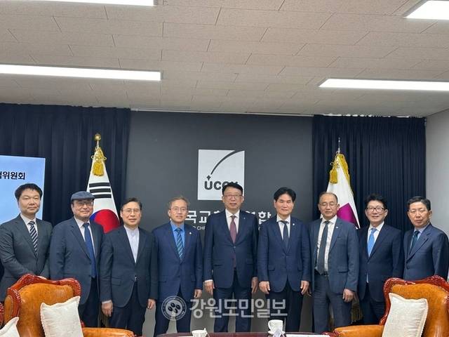 ▲ 더불어민주당 선거대책위원회 종교본부장(기독교)을 맡고 있는 송기헌(원주 을) 국회의원은 13일 한국교회총연합(한교총)을 예방했다.