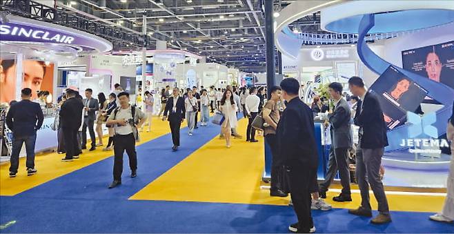 지난 9일 중국 항저우 국제엑스포센터에서 열린 미용의료학회 메보스(MEVOS)에서 관람객들이 전시 부스를 둘러보고 있다.  김유림 기자