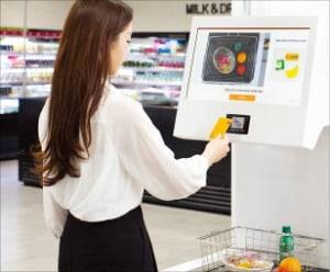 신세계I&C가 SK하이닉스 이천 공장의 직원 매장에 설치한 ‘AI 계산대’에서 직원이 상품값을 결제하고 있다.   신세계I&C 제공