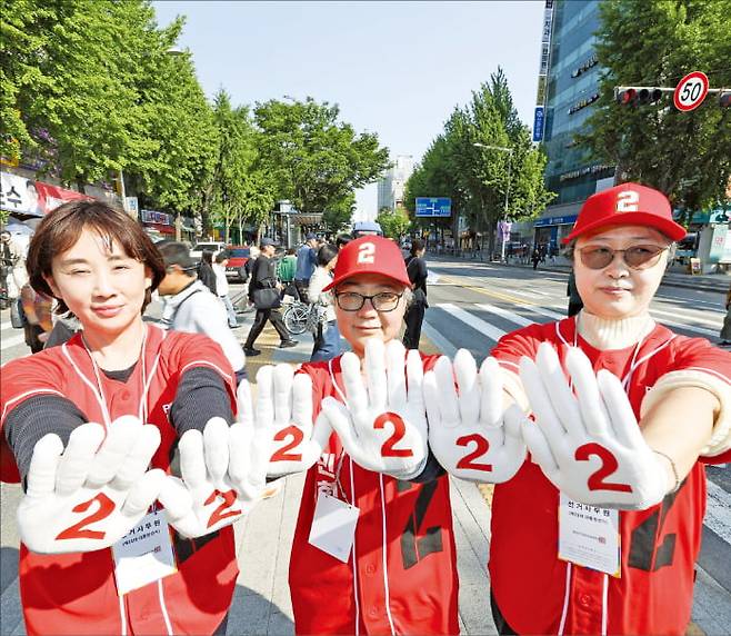 김문수 국민의힘 대선 후보의 선거운동원들이 12일 서울 서대문구 거리에서 기호 2번 김 후보를 응원하고 있다.  연합뉴스