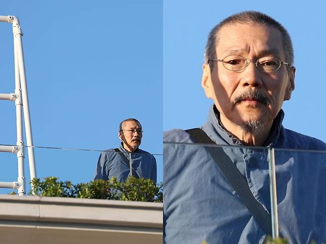 칸 영화제가 열리는 프랑스 칸에 위치한 한 호텔 발코니에서 포착된 홍상수 /사진=EPA