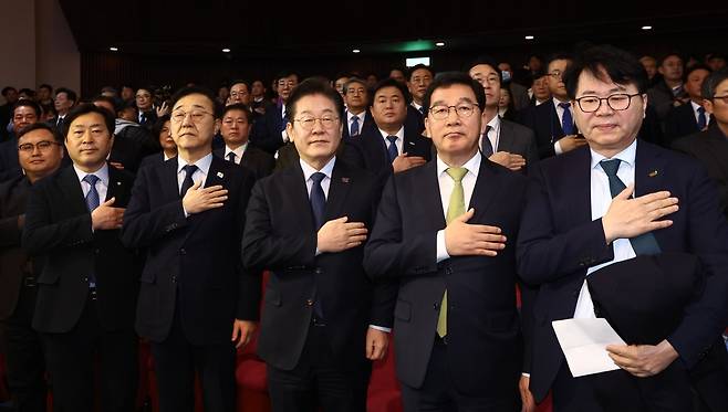 이재명 전 더불어민주당 대표가 지난 2월 10일 오후 서울 여의도 국회도서관에서 열린 더불어민주당 지방자치대상 시상식에서 신정훈 참좋은지방정부위원장, 이한주 민주연구원장 등 참석자들과 국민의례를 하고 있다. 뉴스1