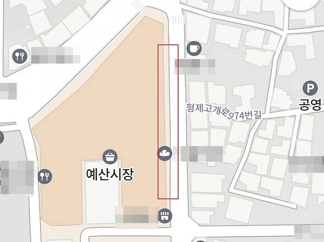 예산상설시장 외벽에 위치한 점포들이 대로변을 향해 나 있는 출입문 이용을 제한했다. 공교롭게도 대로변 출입문 이용을 제한한 점포 라인 맞은편에는 백종원 더본코리아 대표와 갈등 관계인 것으로 알려진 '사과당'이 위치해 있다. /사진=네이버 지도 캡처