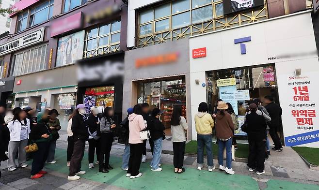 가입자 유심(USIM) 정보를 탈취당한 SK텔레콤이 유심 무료교체 서비스를 시작한 지난달 28일 경기도 수원시 한 SK텔레콤 PS&M 직영점에서 시민들이 유심 교체를 위해 줄을 서 차례를 기다리고 있다. 사진=연합뉴스