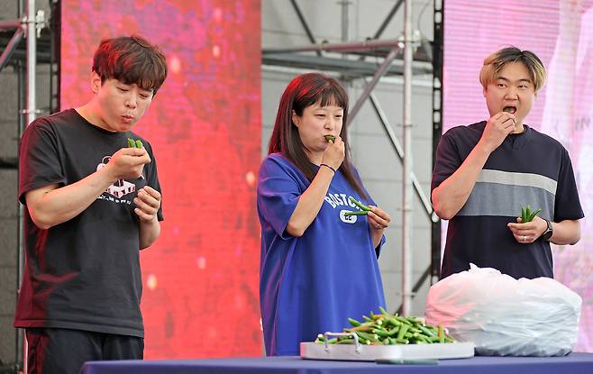 충북  괴산군 괴산유기농엑스포광장 일원에서 지난해 열린 ‘괴산빨간맛페스티벌’에서 ‘맵부심푸드파이터대회’ 참가자들이 괴산청결고추를 먹고 있다. 괴산군 제공.