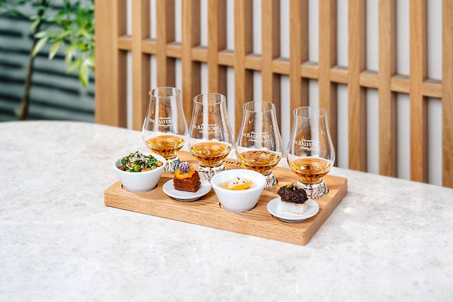 한식 핑거푸드과 발베니 4종을 함께 맛볼 수 있는 ‘발베니 페어링 세트’. 국내 정상급 셰프들이 페어링 메뉴 개발에 참여했다. 윌리엄그랜트앤선즈코리아 제공