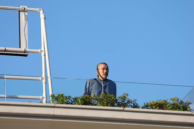 칸 영화제가 열리는 프랑스 칸에 위치한 한 호텔 발코니에서 포착된 홍상수. EPA연합뉴스