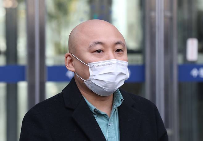 웹툰 작가 주호민씨가 경기도 수원시 영통구 수원지방법원에서 열린 주 씨의 아들을 정서적으로 학대한 혐의로 기소된 특수교사 A씨 1심 선고 공판이 끝난 후 취재진 질문에 답하고 있다. 연합뉴스