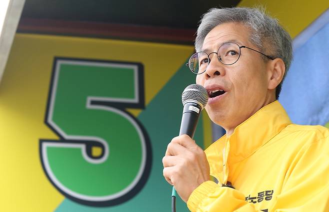 권영국 민주노동당 대선 후보가 13일 서울 성북구 성신여대입구역 인근에서 유세차에 올라 지지를 호소하고 있다. 연합뉴스