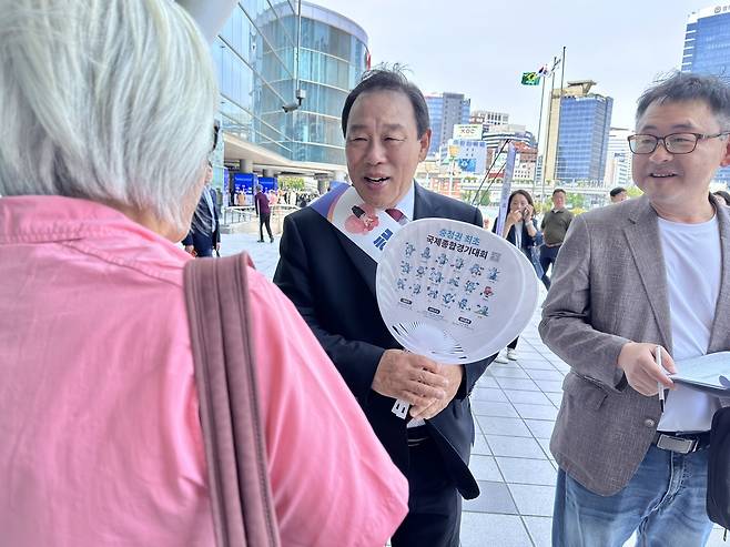 최민호 세종시장이 13일 서울역 앞에서 ‘행정수도 완성 범국민 100만 서명운동’ 참여를 독려하고 있다. 세종시 제공