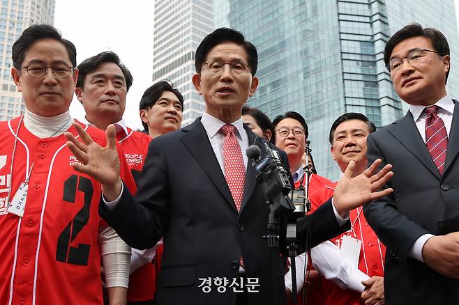 김문수 국민의힘 대선 후보가 13일 부산 남구 부산국제금융센터를 찾아 산업은행 이전 관련 발언을 하고 있다. 성동훈 기자