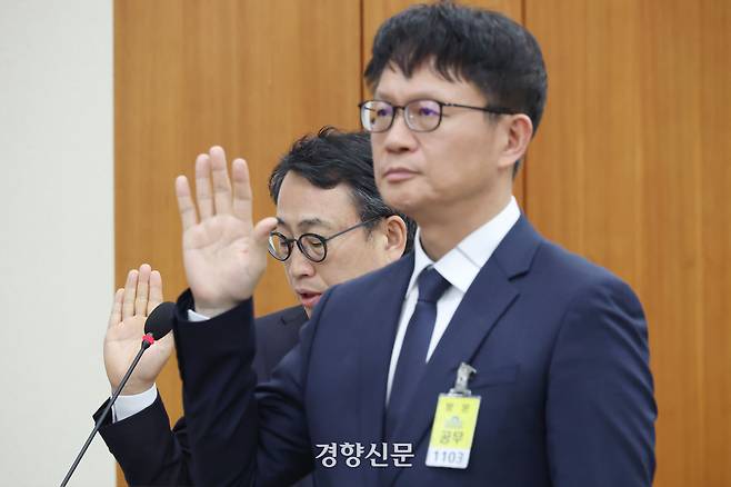 국회에서 8일 열린 과학기술정보방송통신위원회 전체회의에서 유영상 SK텔레콤 사장(왼쪽)과 류정환 부사장이 증인 선서를 하고 있다. 한수빈 기자