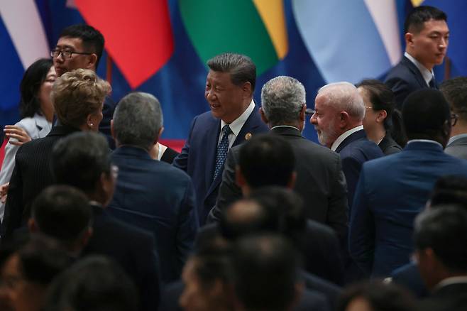시진핑 둘러싼  남미 국가 정상들 시진핑 중국 국가주석(가운데)과 루이스 이나시우 룰라 다시우바 브라질 대통령(오른쪽) 등이 13일(현지시간) 중국 베이징에서 열린 중국·라틴아메리카 및 카리브해국가 공동체포럼 장관급회의 개막식이 끝난 뒤 자리를 떠나고 있다. EPA연합뉴스