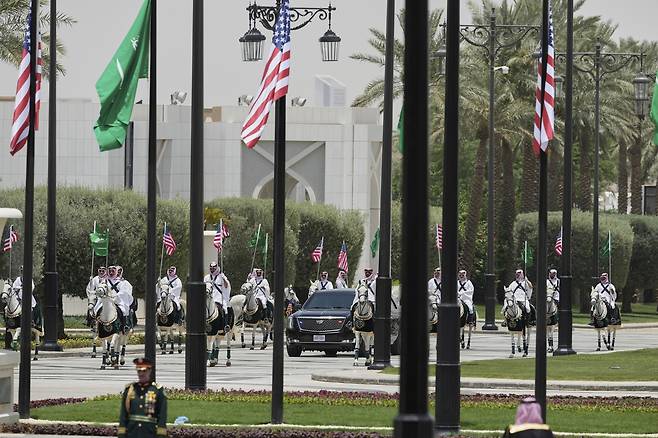 13일(현지시간) 도널드 트럼프 미국 대통령이 탄 전용차 ‘더 비스트’를 사우디아라비아 의장대가 호위하고 있다. AP연합뉴스
