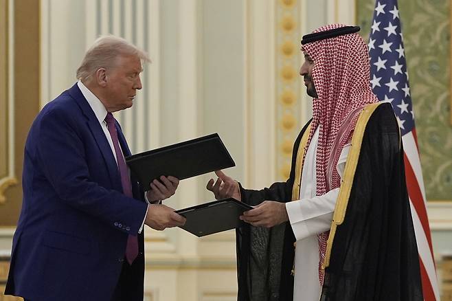 13일(현지시간) 도널드 트럼프 미국 대통령이 사우디아라비아의 무함마드 빈살만 왕세자와 회담하고 있다. AP연합뉴스