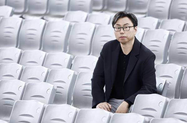 부산국제영화제(BIFF) 정한석 신임 집행위원장이 영화의전당(부산 해운대구) 야외극장에서 포즈를 취하고 있다. 정 집행위원장은 올해 30회 행사는 아시아의 최고 영화를 뽑는 경쟁 영화제이면서 관객친화형 축제가 될 것이라고 포부를 밝혔다.  BIFF 제공