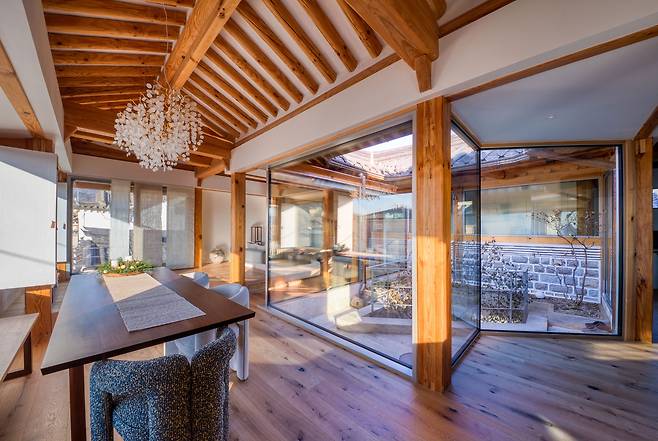 Interior of Binyeon-jae, a renovated hybrid hanok in Samcheong-dong, Jongno-gu, Seoul (Hooxme  Lee Sang-hoon)