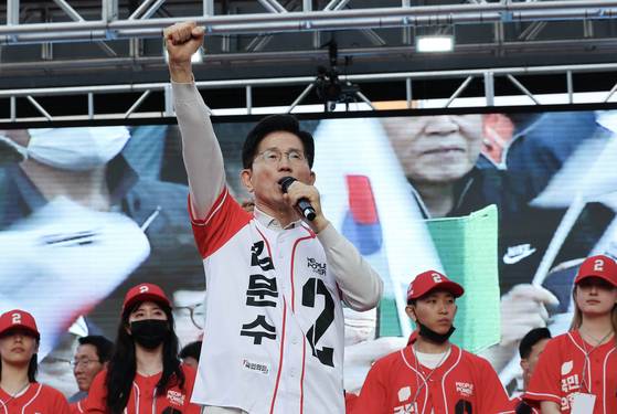 People Power Party presidential candidate Kim Moon-soo appeals for support from citizens during a campaign rally at Seomun Market in Daegu on May 12. [JOONGANG ILBO]