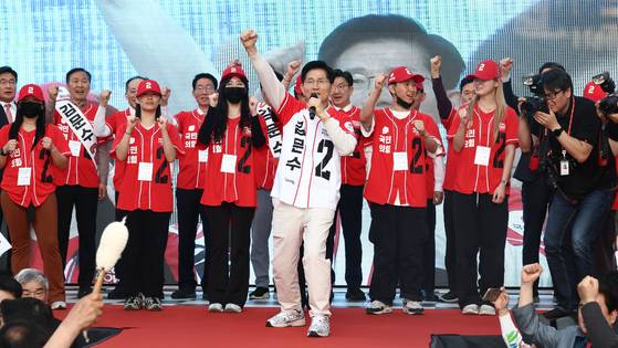 People Power Party presidential candidate Kim Moon-soo appeals for support from citizens during a campaign rally at Seomun Market in Daegu on May 12. [NEWS1]