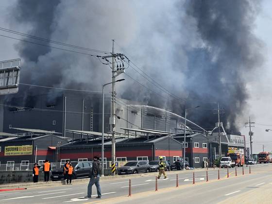 Fire trucks are deployed at the scene of a fire that broke out at a logistics center in Icheon, Gyeonggi, on May 13. [YONHAP]