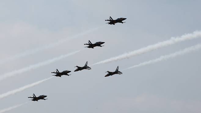 지난 11일 경기도 평택시 주한미공군 오산기지에서 열린 '오산 에어 파워 데이 2025'에서 공군 특수비행팀 블랙이글스가 멋진 에어쇼를 선보이고 있다. 연합뉴스&nbsp;