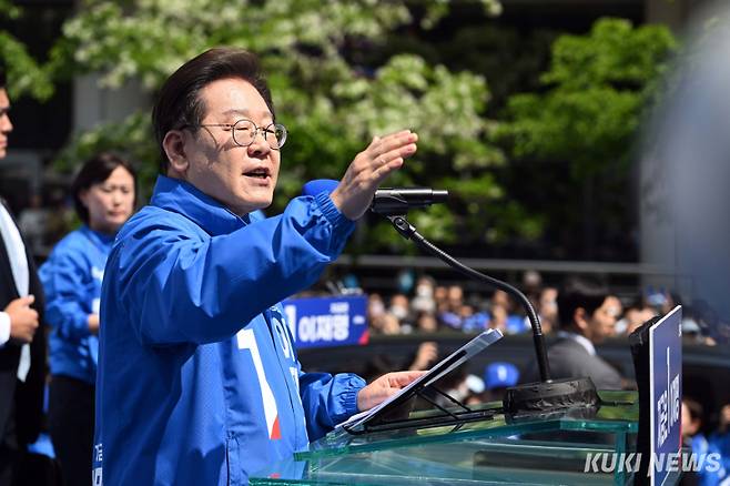 이재명 더불어민주당 대선 후보가 6·3 대통령선거 공식 선거운동 첫날인 12일 서울 광화문광장에서 열린 ‘빛의 혁명’ 광화문 유세에서 시민들에게 지지를 호소하고 있다. 곽경근 대기자