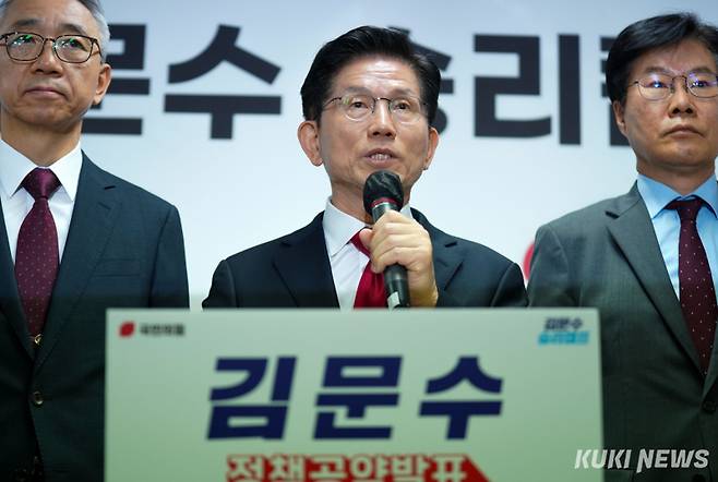김문수 국민의힘 대선 후보가 지난 9일 서울 영등포구 선거캠프에서 기자회견을 열어 발언하고 있다. 유희태 기자