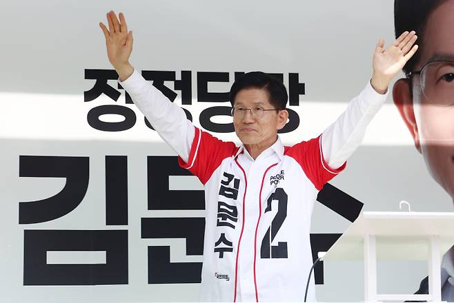 국민의힘 김문수 대선 후보가 13일 울산 남구신정시장 인근에서 유세를 하고 있다. 연합뉴스