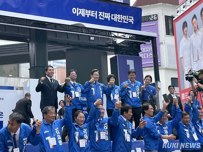 이재명 더불어민주당 대통령 후보가 13일 대구 중구 동성로에서 기념 촬영을 하고 있다. 권혜진 기자&nbsp;