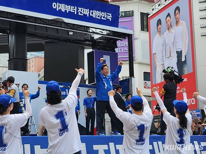 이재명 더불어민주당 대통령 후보가 13일 대구 중구 동성로에서 시민들에게 인사하고 있다. 권혜진 기자