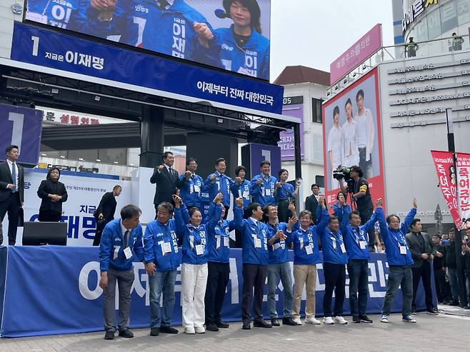 이재명 더불어민주당 대통령 후보가 13일 대구 중구 동성로에서 기념촬영하고 있다. 권혜진 기자