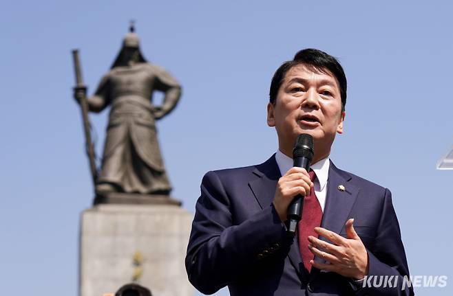 안철수 국민의힘 의원이 지난달 서울 종로구 광화문광장 이순신 동상 앞에서 취재진의 질의에 답하고 있다. 유희태 기자