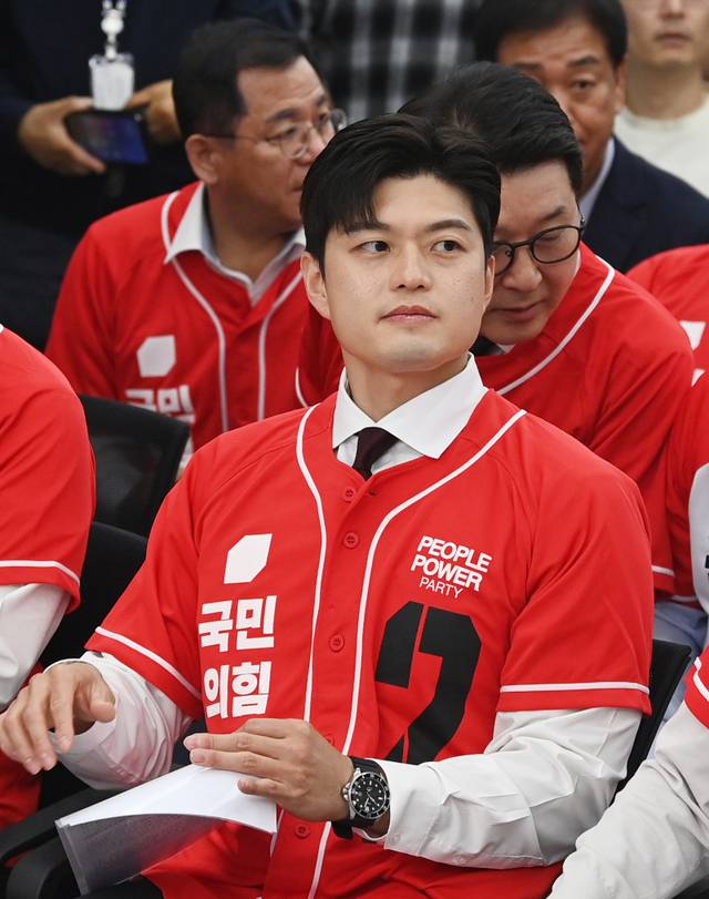 국민의힘 비상대책위원장으로 지명된 김용태 당 중앙선거대책위원회 공동선거대책위원장이 12일 서울 여의도 당사에서 열린 선대위 임명장 수여식에 참석하고 있다. 김 위원장은 대통령의 계엄이 잘못됐다는 것 등을 인정해야 한다며 “뼈아프게 반성하고 사과드린다”고 말했다. 최현규 기자