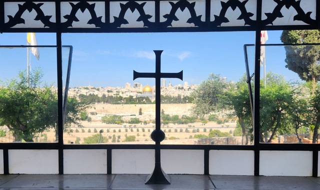 지난 10일(현지시간) 이스라엘 예루살렘 동쪽 감람산의 눈물교회 십자가 강대상에서 바라본 예루살렘의 전경. 모스크로 변모한 황금빛 돔이 눈에 띈다.