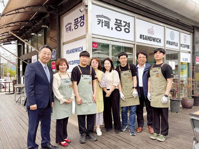 장터사회적협동조합 직원들이 지난달 27일 경기도 고양 카페 ‘풍경’ 앞에서 기념사진을 촬영하고 있다.