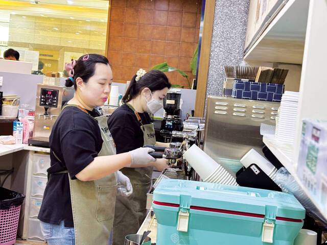 발달 장애인 바리스타들이 커피를 내리며 일하고 있는 모습.