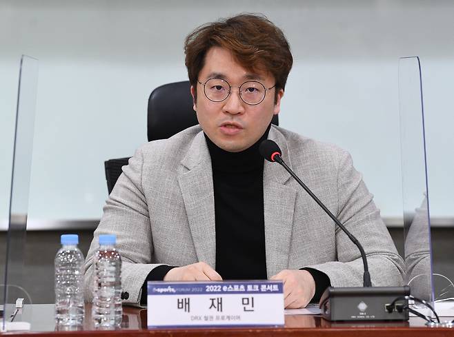 2022년 12월 1일 서울 여의도 국회 의원회관에서 열린  ‘2022 e스포츠 토크 콘서트’ 에서 배재민 DPX 철권 프로게이머가 발언하고 있다. 이한형 기자