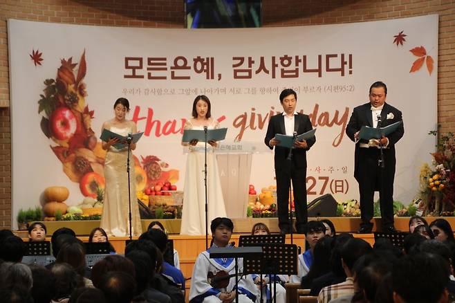 큰은혜교회 찬양대가 지난해 추수감사주일에 서울 관악구 교회에서 찬양하고 있다. 큰은혜교회 제공